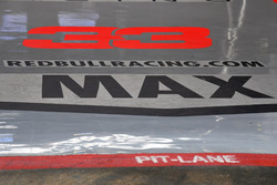 Scritta sul pavimento del garage di Max Verstappen, Red Bull Racing