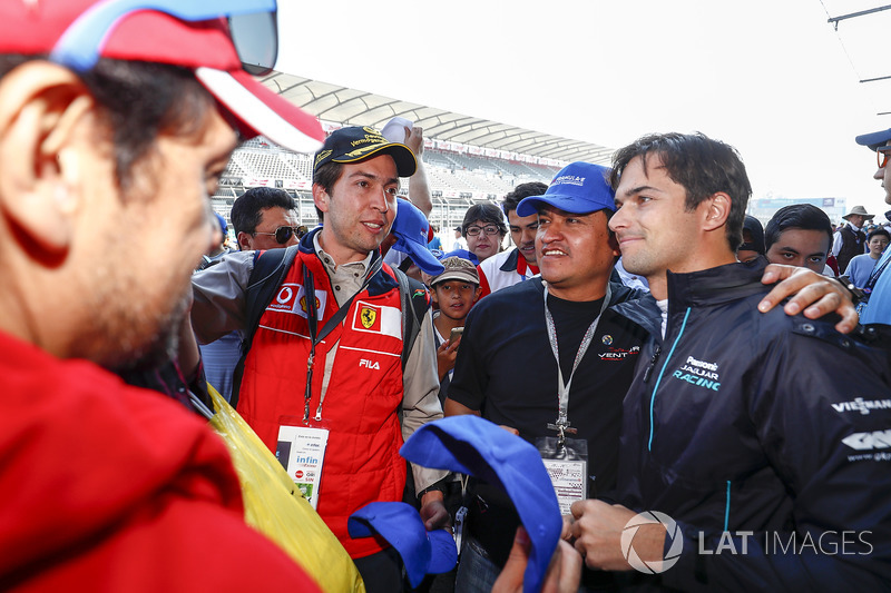 Nelson Piquet Jr., Jaguar Racing, signing autographs, taking selfies with fans