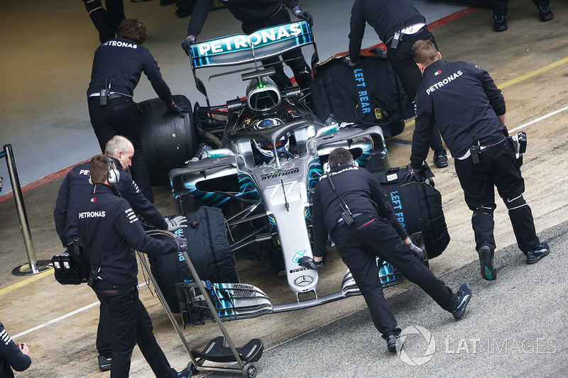 Valtteri Bottas, Mercedes AMG F1 W09, is wheeled into his pit garage