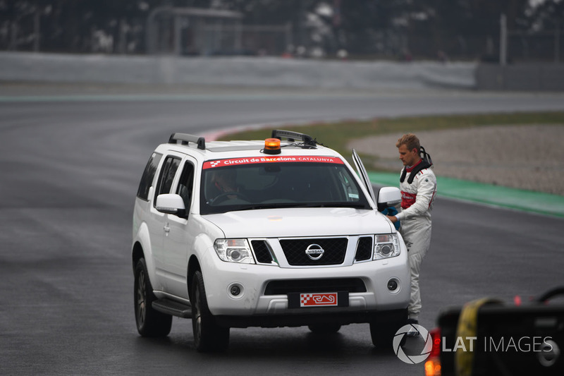 Marcus Ericsson, Alfa Romeo Sauber F1 Team hitches a lift back to the pits