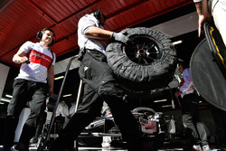 Механики Alfa Romeo Sauber F1 Team с шинами Pirelli