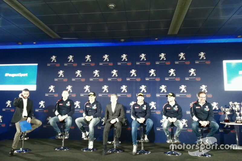 Il team Peugeot Sport Italia sul palco