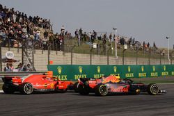 Max Verstappen, Red Bull Racing RB14 et Kimi Raikkonen, Ferrari SF71H en bataille