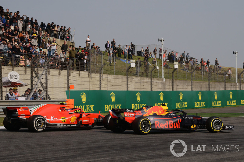 Max Verstappen, Red Bull Racing RB14 y Kimi Raikkonen, Ferrari SF71H batalla