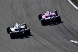 Lance Stroll, Williams FW41 y Sergio Pérez, Force India VJM11