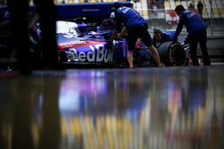 Pierre Gasly, Toro Rosso STR13 Honda, in the pit lane