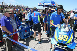 Kenny Roberts at Andrea Iannone, Team Suzuki MotoGP grid