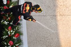 Le vainqueur Daniel Ricciardo, Red Bull Racing fête sa victoire sur le podium avec du champagne