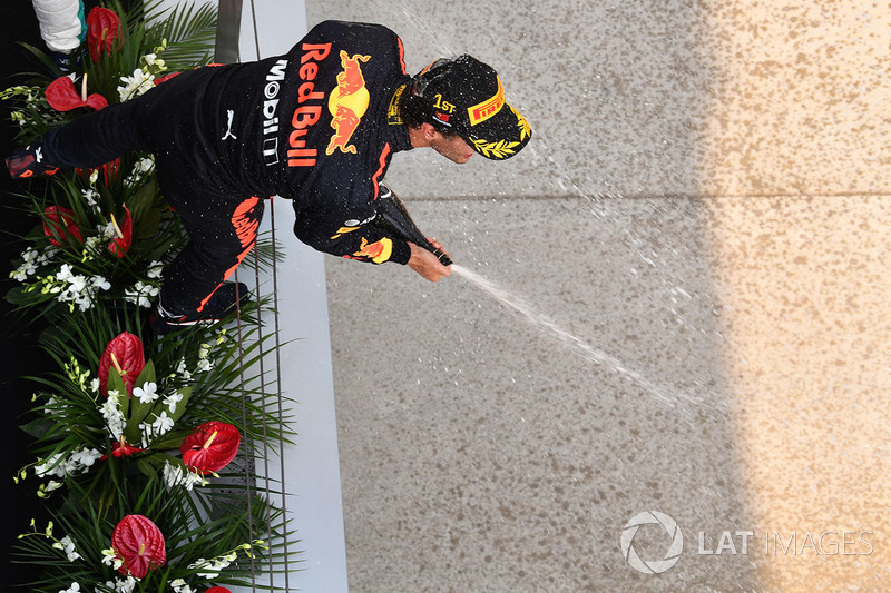 Winnaar Daniel Ricciardo, Red Bull Racing viert op het podium met champagne