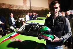 Alberto Cerqui, Dinamic Motorsport, posa con il casco e la sua Porsche 911 GT3