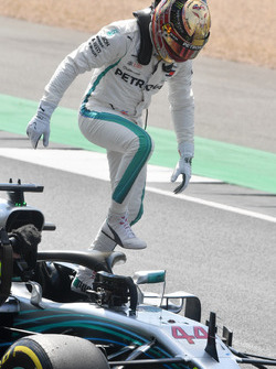 Le poleman Lewis Hamilton, Mercedes-AMG F1 W09 dans le parc fermé