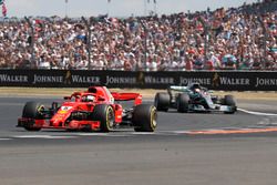 Sebastian Vettel por delante del Mercedes de Lewis Hamilton. 