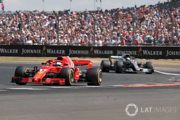 Sebastian Vettel, Ferrari delante de Lewis Hamilton, Mercedes-AMG F1 W09