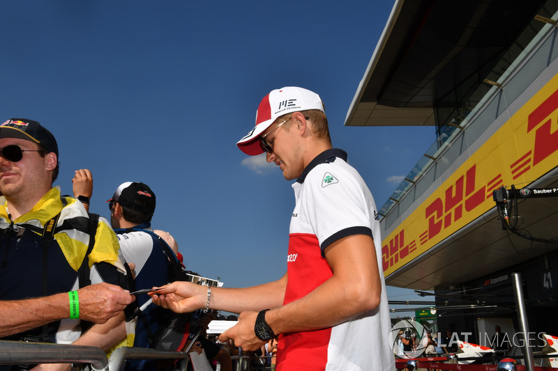 Marcus Ericsson, Sauber signe des autographes pour les fans