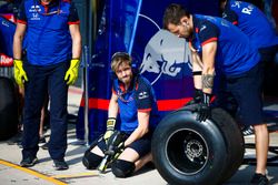 Toro Rosso mechanics perform a practice pit stop