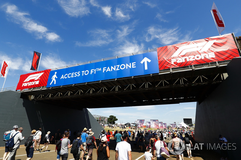 Penonton menuju fanzone