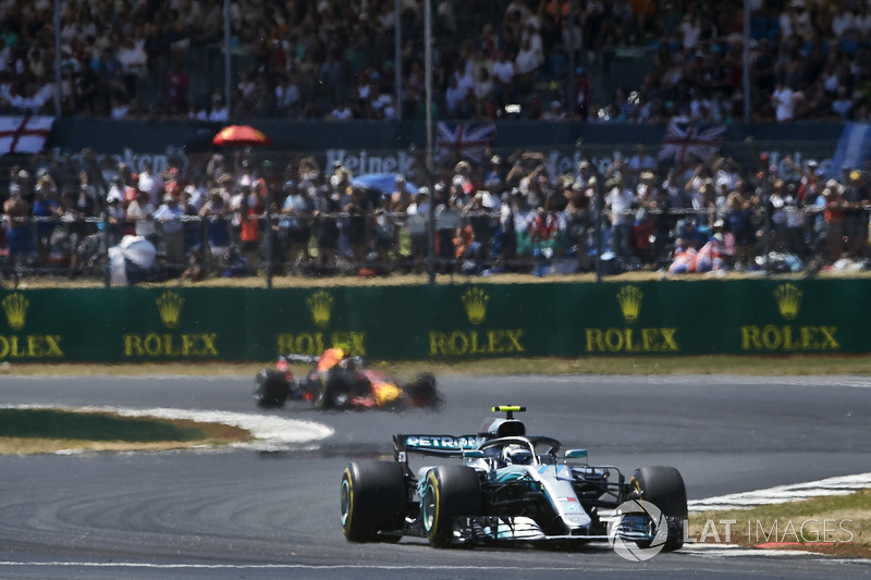 Valtteri Bottas, Mercedes AMG F1 W09, devant Max Verstappen, Red Bull Racing RB14