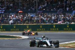 Valtteri Bottas, Mercedes AMG F1 W09, precede Max Verstappen, Red Bull Racing RB14