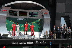 Lewis Hamilton, Mercedes-AMG F1,Claudio Albertini, ingénieur Ferrari, Sebastian Vettel, Ferrari et Kimi Raikkonen, Ferrari, sur le podium