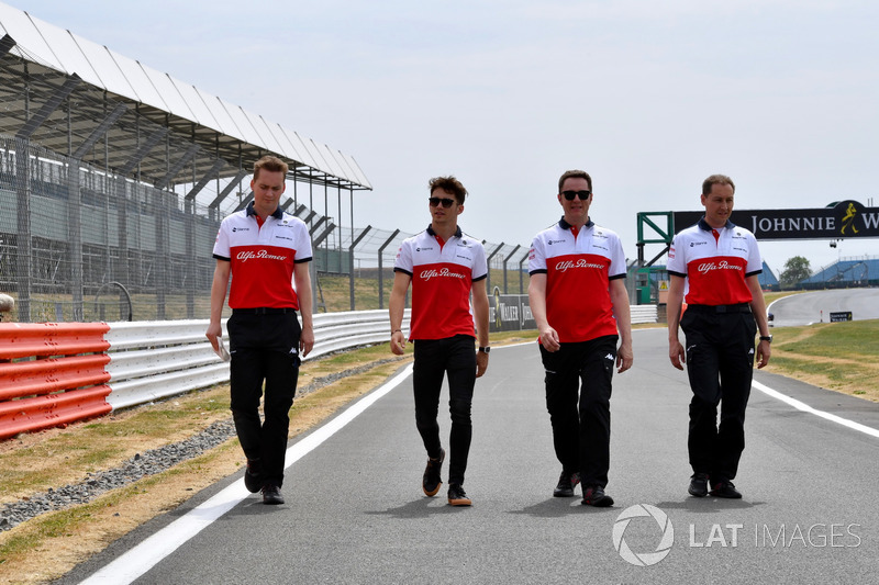 Charles Leclerc, Sauber parcourt la piste à pied