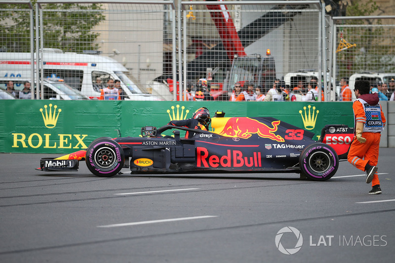 La voiture endommagée de Max Verstappen, Red Bull Racing RB14