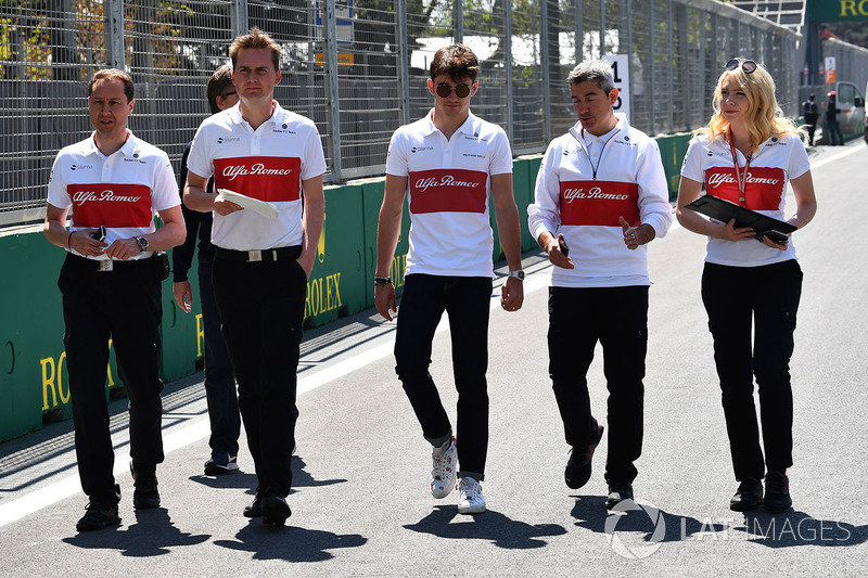 Charles Leclerc, Sauber parcourt la piste à pied avec Xevi Pujolar, ingénieur de piste en chef de Sauber et Ruth Buscombe, responsable de la stratégie de Sauber