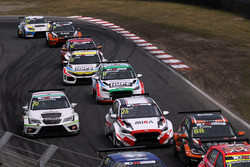 Francisco Mora, M1RA Hyundai i30 N TCR,Márk Jedlóczky, JLG Sport Cupra TCR, Loris Cencetti, Autodis Racing by Piro Sports Hyundai i30 N TCR