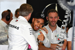 Гонщик Mercedes AMG F1 Льюис Хэмилтон и член правления Томас Вебер