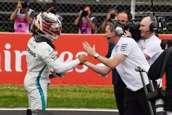 Le poleman Lewis Hamilton, Mercedes-AMG F1 celebrates dans le parc fermé