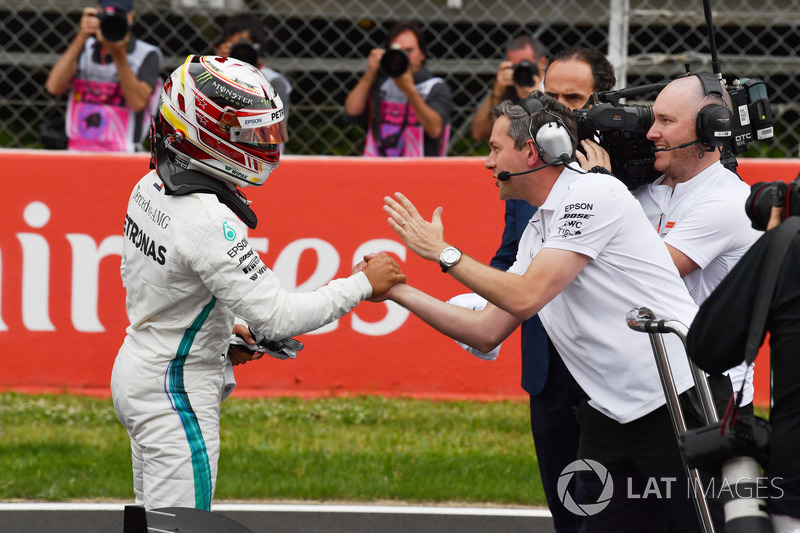 Il poleman Lewis Hamilton, Mercedes-AMG F1 festeggia nel parco chiuso