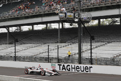 Will Power, Team Penske Chevrolet passeert de finishvlag