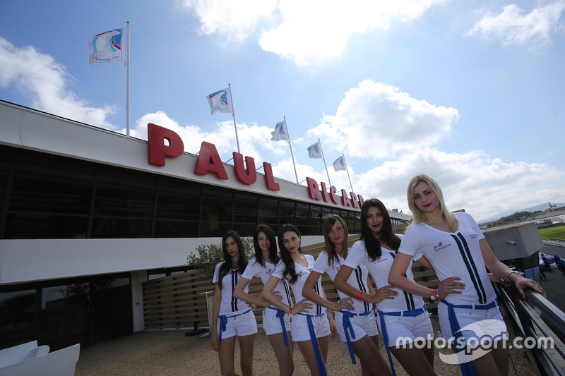 Grid girl sotto l'insegna Paul Ricard