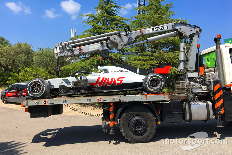 Mobil Romain Grosjean, Haas F1 Team VF-18 di truk pengangkut