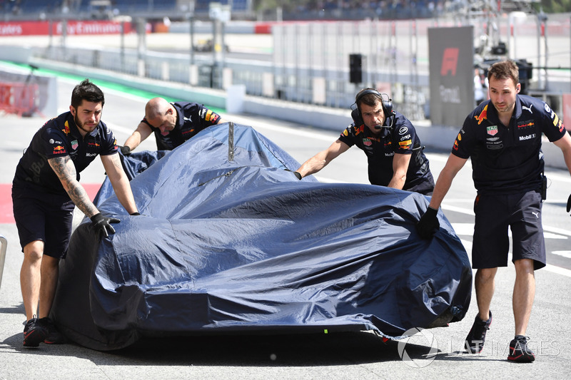 La monoposto incidentata di Daniel Ricciardo, Red Bull Racing RB14 viene riportata ai box nelle FP1