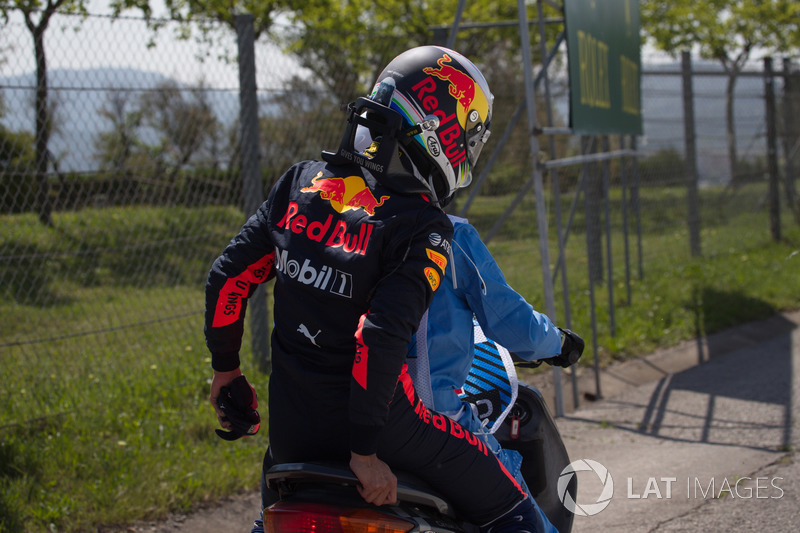 Daniel Ricciardo, Red Bull Racing riceve un passaggio in scooter dopo l'incidente nelle FP1
