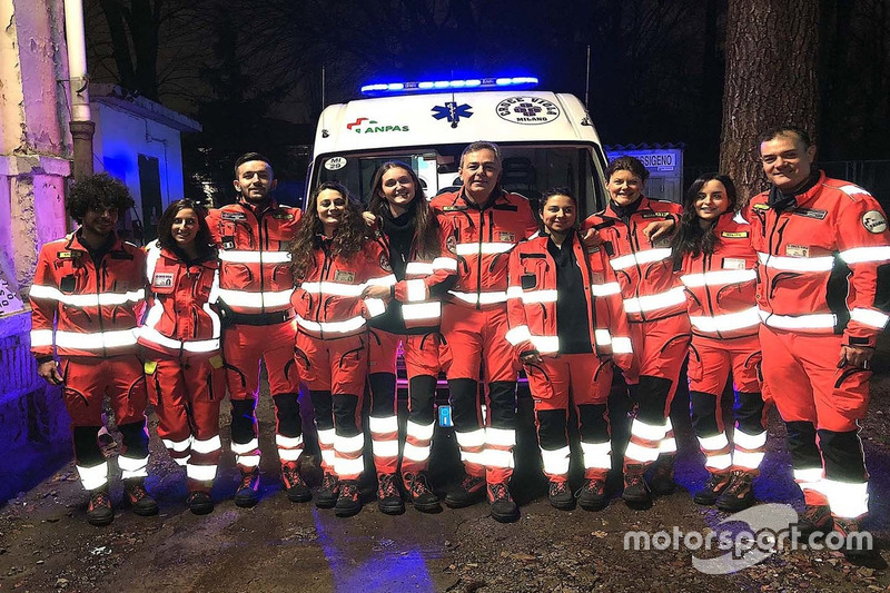 El gerente de carreras de Pirelli, Mario Isola, en medio como conductor voluntario de ambulancia en Milán