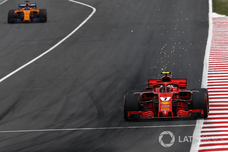 Kimi Raikkonen, Ferrari SF71H sparks