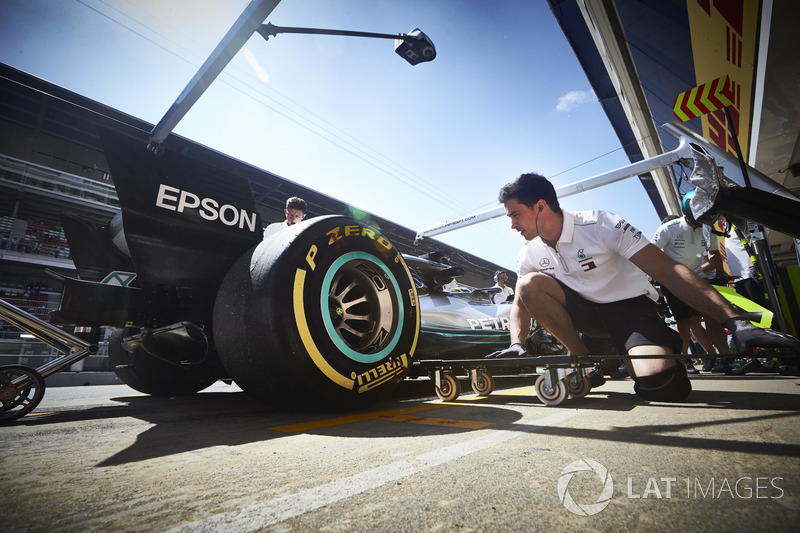 Engineers with the car of Lewis Hamilton, Mercedes AMG F1 W09, in the pit lane