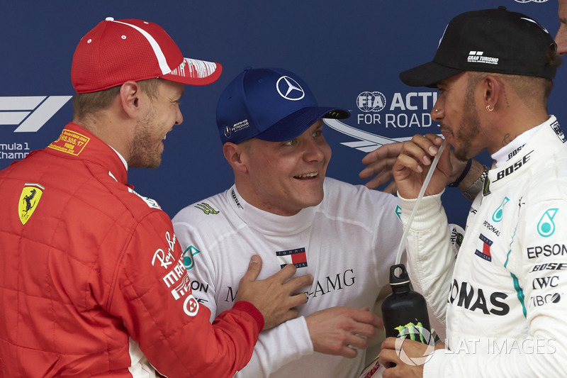 Los tres mejores clasificados Sebastian Vettel, Ferrari, Valtteri Bottas, Mercedes AMG F1 y Lewis Hamilton, Mercedes AMG F1