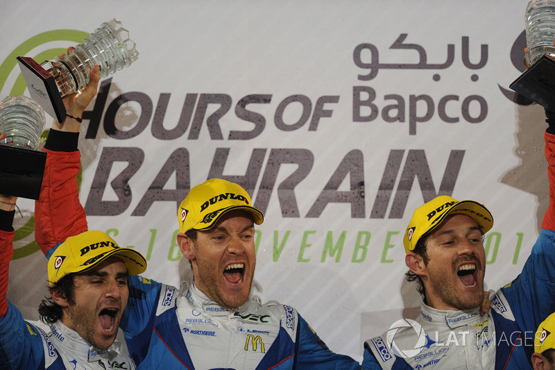 Bruno Senna (à direita) venceu as 6 Horas do Bahrein e de quebra levou otítulo da classe LMP2 do WEC, junto com os franceses Julien Canal e Nicolas Prost