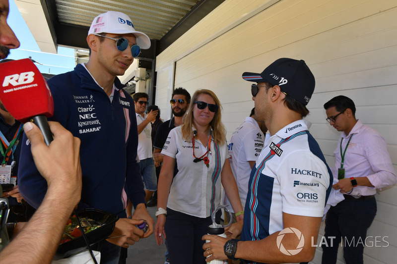 Esteban Ocon, Sahara Force India F1 y Felipe Massa, Williams en el desfile de pilotos