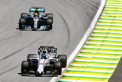 Лэнс Стролл, Williams FW40, и Льюис Хэмилтон, Mercedes AMG F1 W08