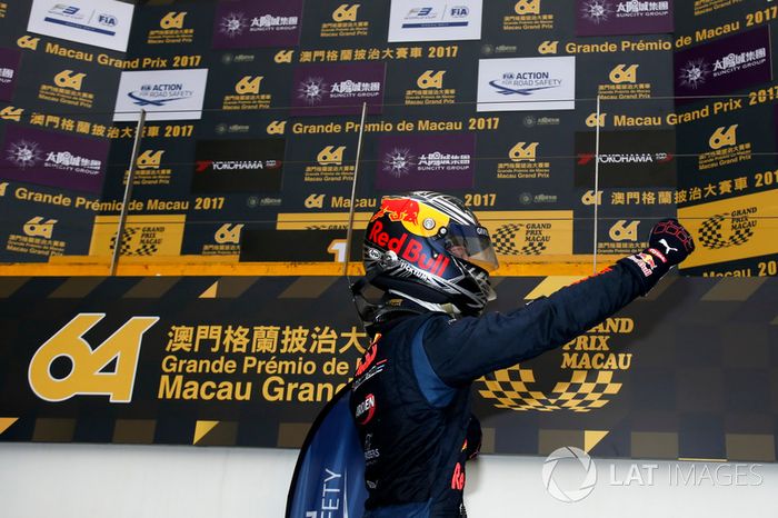 Após chegada incrível, quando Sérgio Sette Câmara bateu na última curva, Dan Ticktum conquistou a vitória no tradicional GP de Macau.