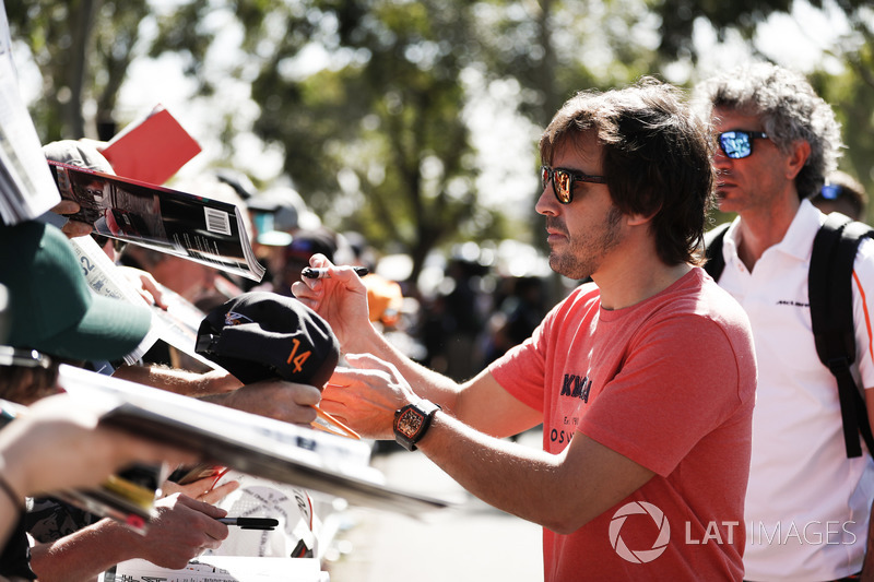 Fernando Alonso imza dağıtıyor