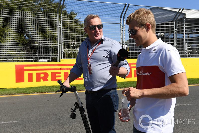 Marcus Ericsson, Alfa Romeo Sauber F1 Team, parla con Johnny Herbert, Sky TV, mentre cammina lungo il circuito