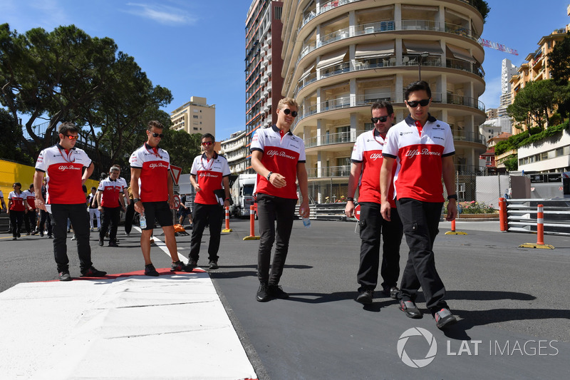 Marcus Ericsson, Sauber walks the track