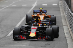 Daniel Ricciardo, Red Bull Racing RB14, devant Stoffel Vandoorne, McLaren MCL33