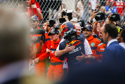 Helmut Marko, Danışman, Red Bull Racing, ve yarış galibi Daniel Ricciardo, Red Bull Racing