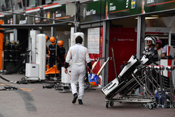 Fernando Alonso, McLaren rentre à pied après son accident