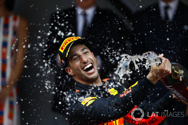 Podio: ganador de la carrera Daniel Ricciardo, Red Bull Racing, celebra Champagne